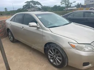 Toyota Camry LE 4dr Sedan (2.5L 4cyl 6AM) 2010 Gold
