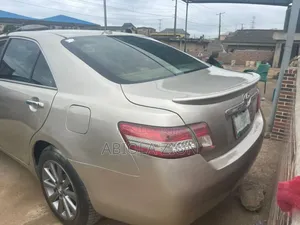 Toyota Camry LE 4dr Sedan (2.5L 4cyl 6AM) 2010 Gold