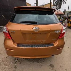 Toyota Matrix 2010 Gold
