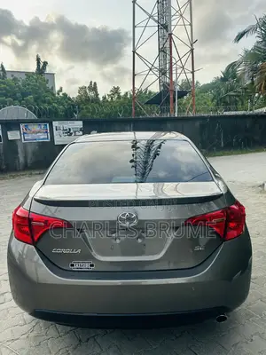 Toyota Corolla SE (1.8L 4cyl 6M) 2018 Green