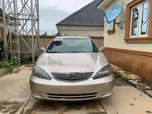 Toyota Camry LE 4dr Sedan (2.4L 4cyl 5M) 2004 Gold