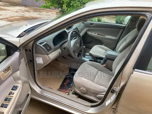 Toyota Camry LE 4dr Sedan (2.4L 4cyl 5M) 2004 Gold