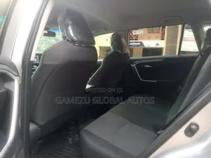 Toyota RAV4 XLE 2021 Silver