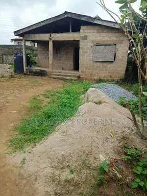 6bdrm Bungalow in Bayo Block Off Oju for sale