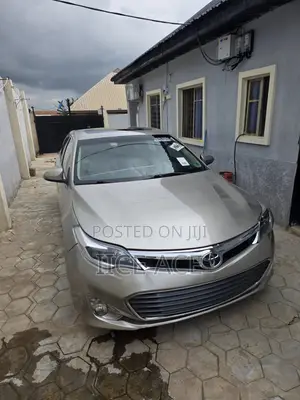 Toyota Avalon XLE Premium Sedan FWD (3.5L 6cyl 6A) 2013 Gold