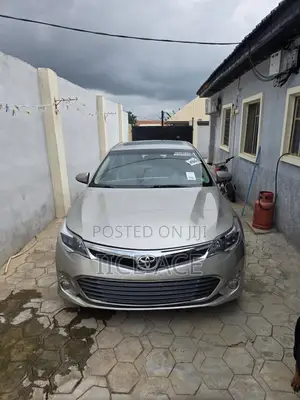 Toyota Avalon XLE Premium Sedan FWD (3.5L 6cyl 6A) 2013 Gold