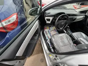 Toyota Corolla LE 4dr Sedan (1.8L 4cyl CVT) 2015 Silver