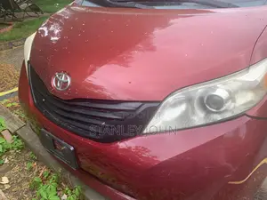 Toyota Sienna 2010 Red