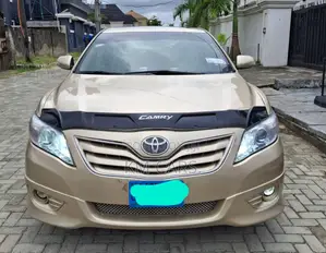 Toyota Camry SE 4dr Sedan (2.5L 4cyl 6AM) 2010 Gold