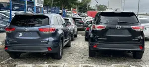 Toyota Highlander XLE 4x4 V6 (3.5L 6cyl 8A) 2018 Blue