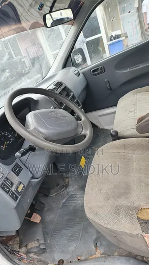 Toyota HiAce 2000 White