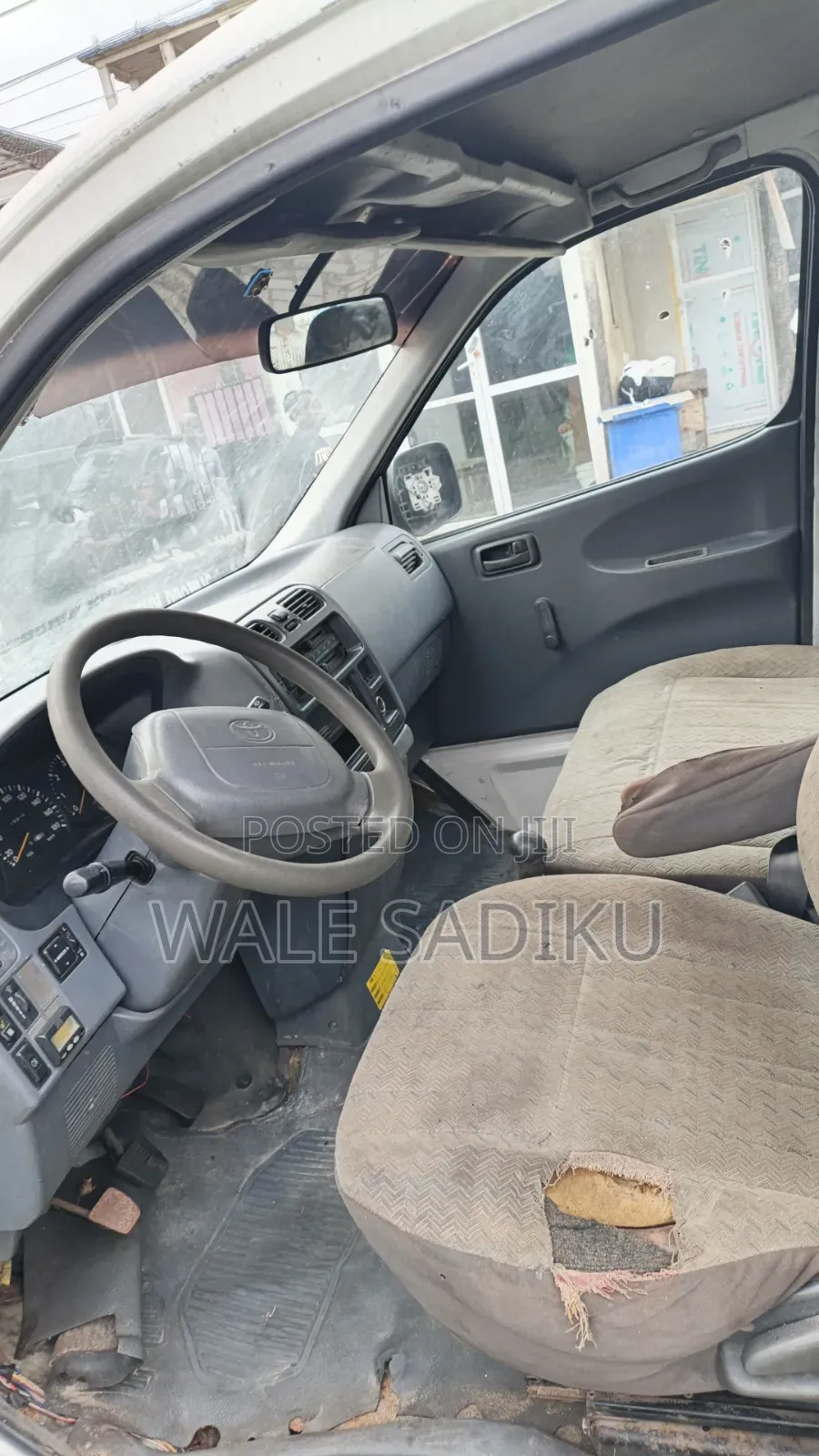 Toyota HiAce 2000 White