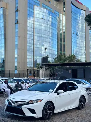 Toyota Camry SE FWD (2.5L 4cyl 8AM) 2018 White