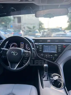 Toyota Camry SE FWD (2.5L 4cyl 8AM) 2018 White