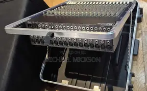 Mackie CR1604-VLZ 16-Channel Mic/Line Mixer With Case