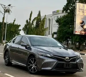 Toyota Camry SE 2021 Gray