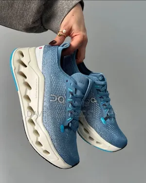 Original Oncloud Surfer Max Sneakers Available