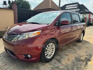 Toyota Sienna 2014 Red