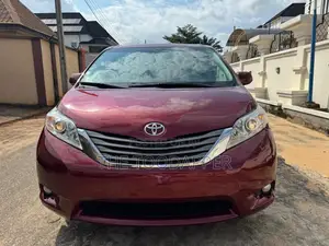 Toyota Sienna 2014 Red