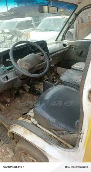 Toyota HiAce 2015 Yellow