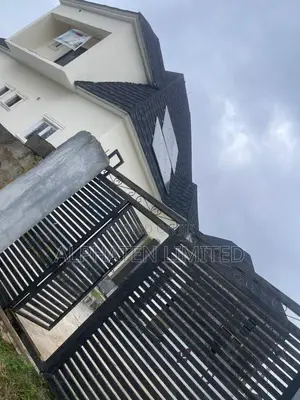 5bdrm Penthouse in Universal Estate, Lugbe District for sale