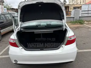 Toyota Camry LE 4dr Sedan (2.5L 4cyl 6A) 2016 White