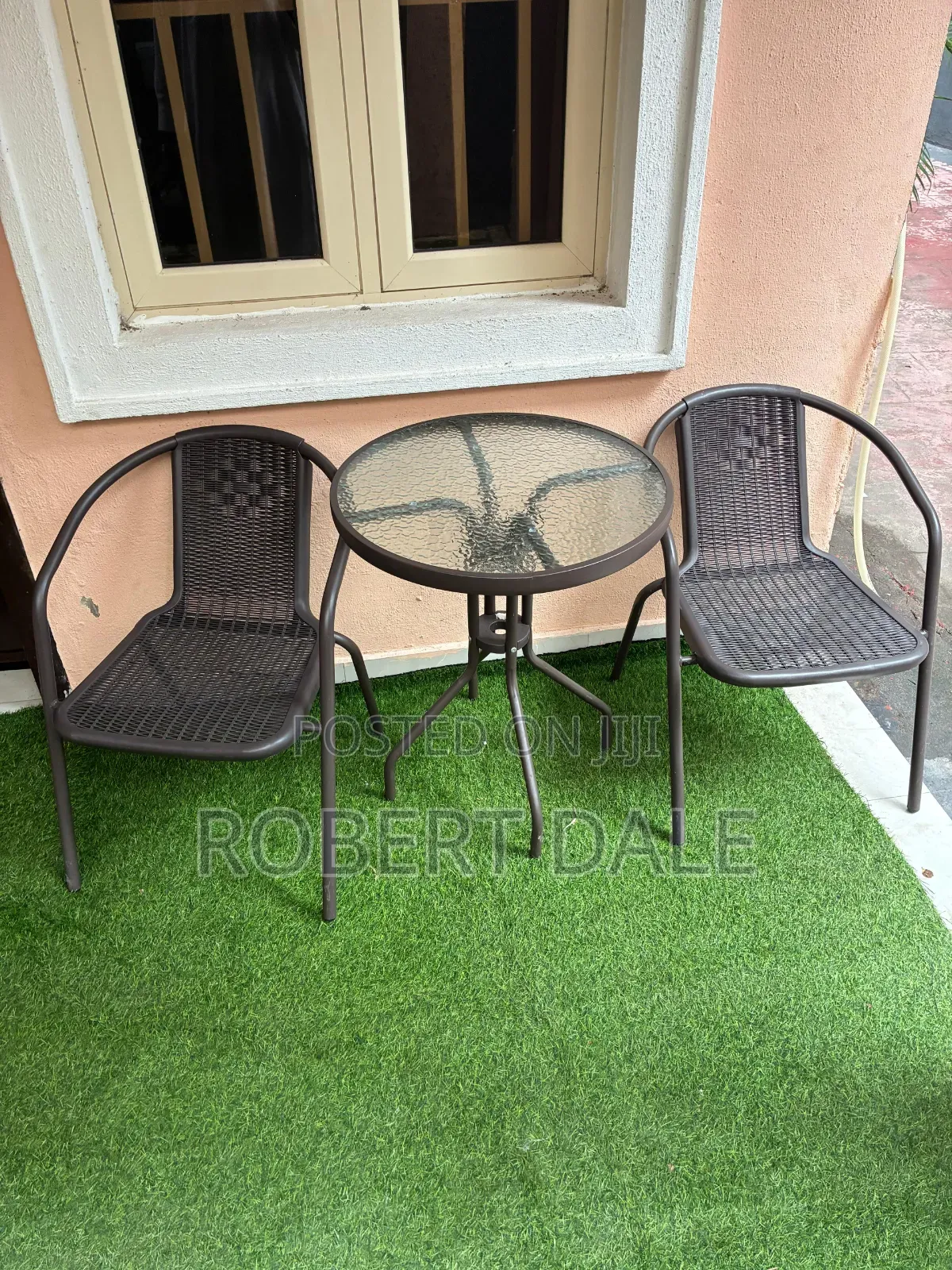 Chairs an Table
