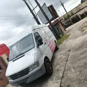 Mercedes-Benz Sprinter 2000 White