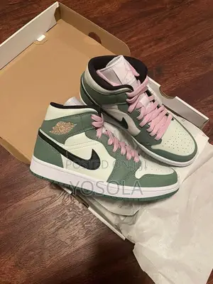 Air Jordan 1 Mid “Dutch Green” (Nike)