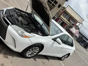 Toyota Camry LE 4dr Sedan (2.5L 4cyl 6A) 2016 White