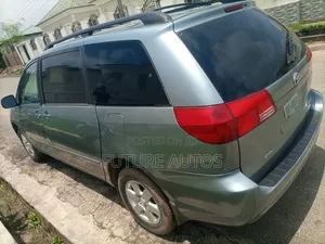 Toyota Sienna 2005 Blue