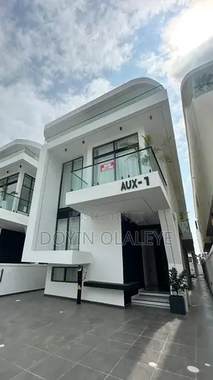 5bdrm Duplex in Chevron for sale