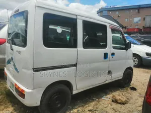 Bus 2007 White