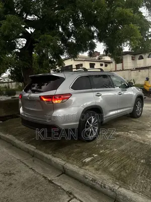 Toyota Highlander XLE 4x4 V6 (3.5L 6cyl 8A) 2017 Gray