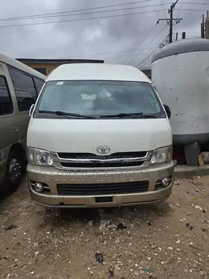 Toyota HiAce 2018 Gold