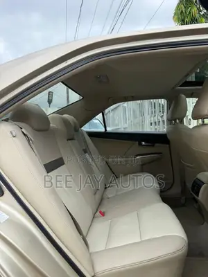 Toyota Camry XLE V6 4dr Sedan (3.5L 6cyl 6A) 2013 Gold