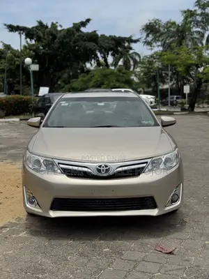 Toyota Camry XLE 4dr Sedan (2.5L 4cyl 6A) 2013 Gold