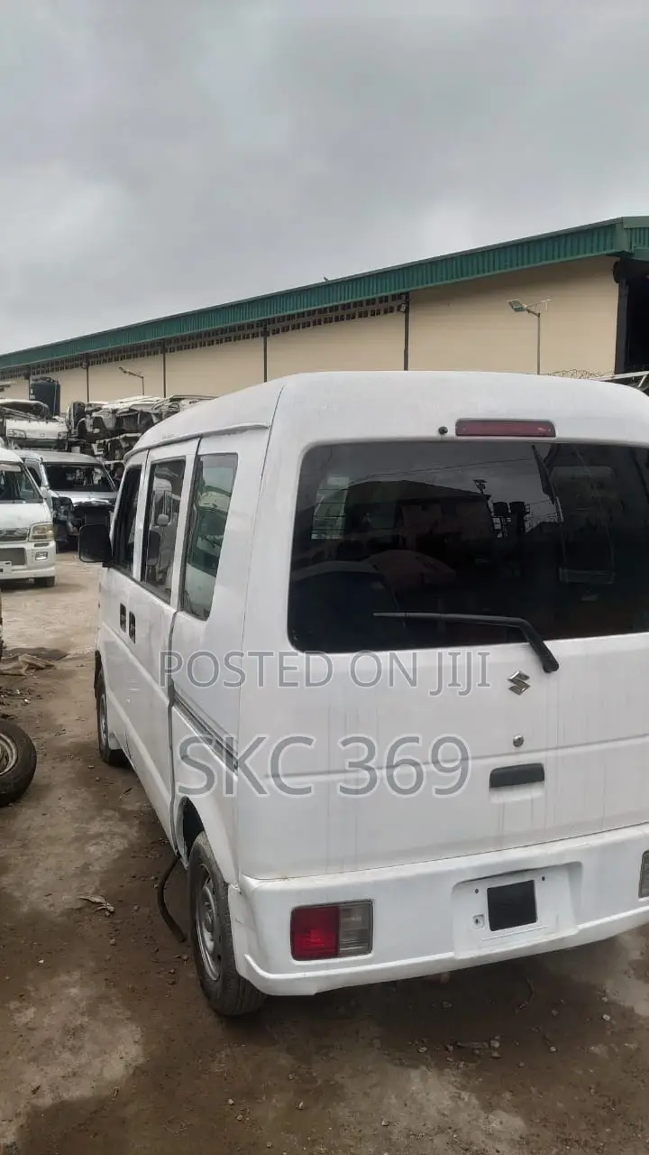Suzuki US 2013 White