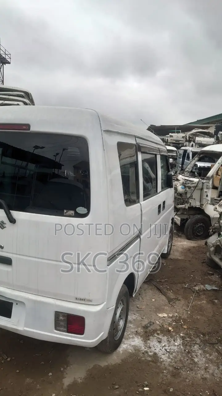 Suzuki US 2013 White