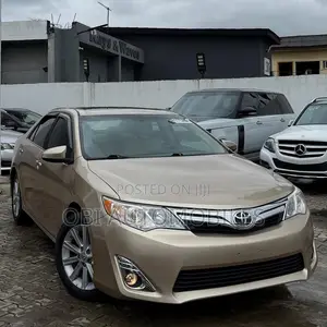 Toyota Camry XLE V6 4dr Sedan (3.5L 6cyl 6A) 2013 Gold