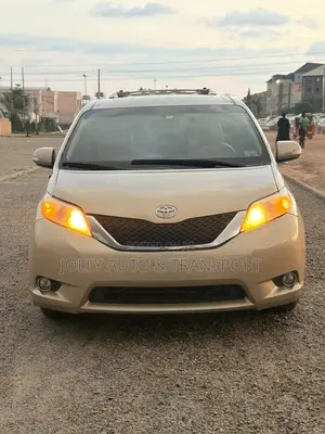 Toyota Sienna XLE 8-Passenger 4dr Minivan (3.5L 6cyl 6A) 2015 Gold