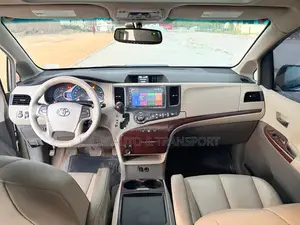 Toyota Sienna XLE 8-Passenger 4dr Minivan (3.5L 6cyl 6A) 2015 Gold