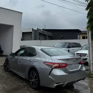 Toyota Camry 2018 Silver