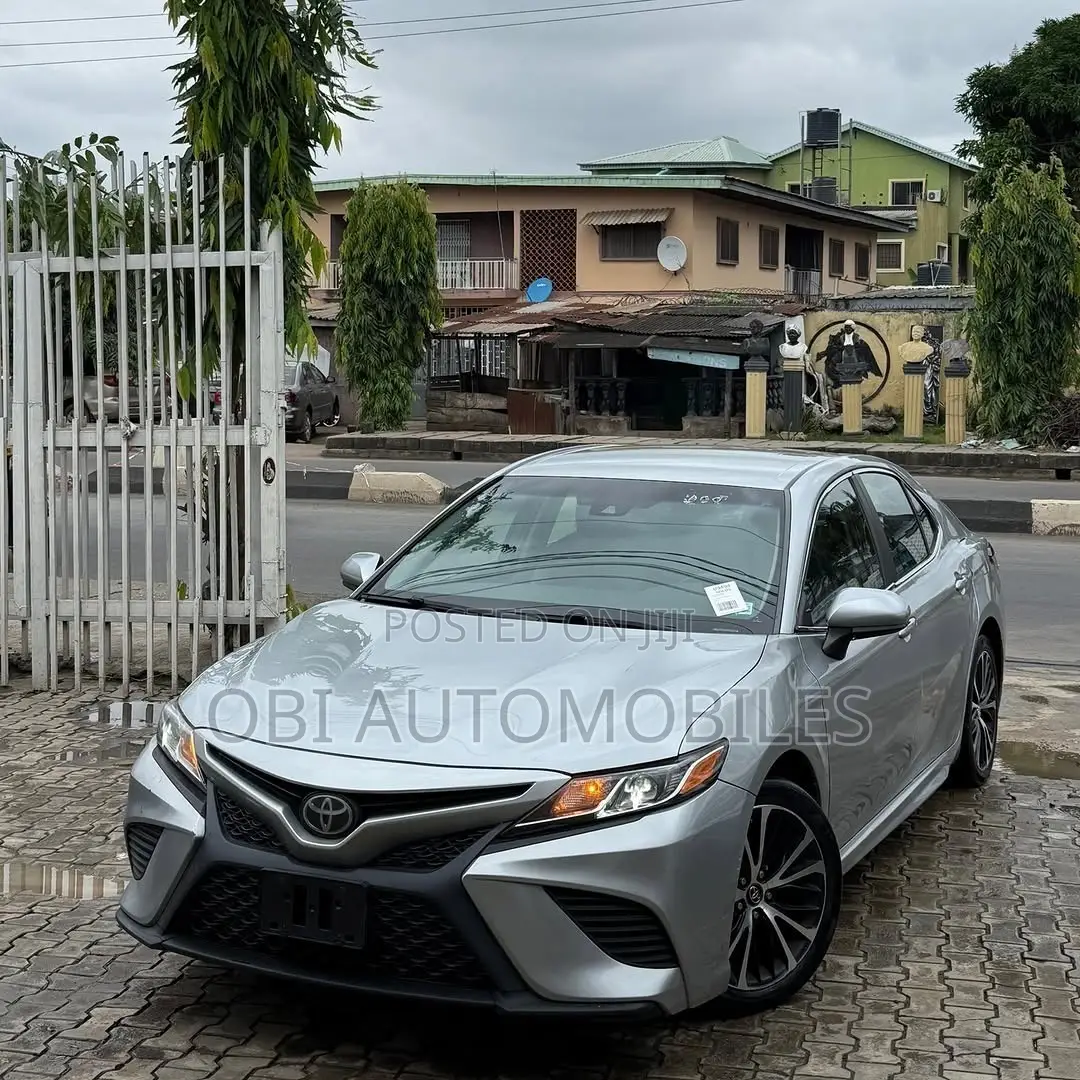 Toyota Camry 2018 Silver