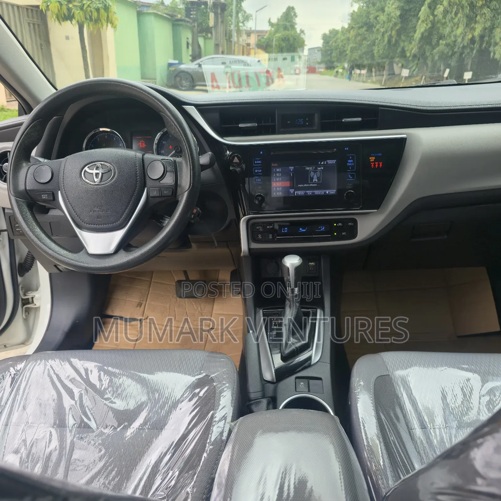 Toyota Corolla LE (1.8L 4cyl 2A) 2018 White