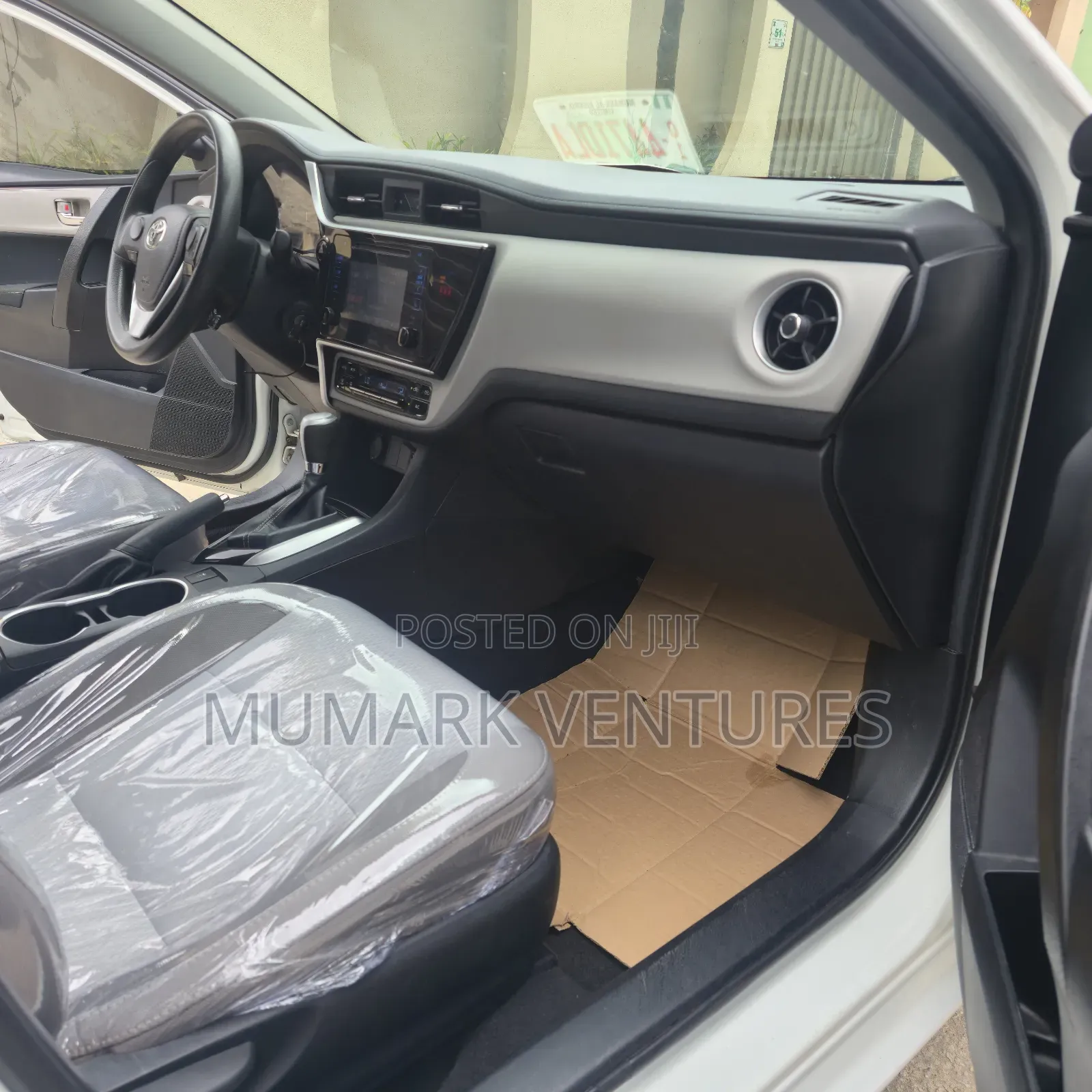Toyota Corolla LE (1.8L 4cyl 2A) 2018 White