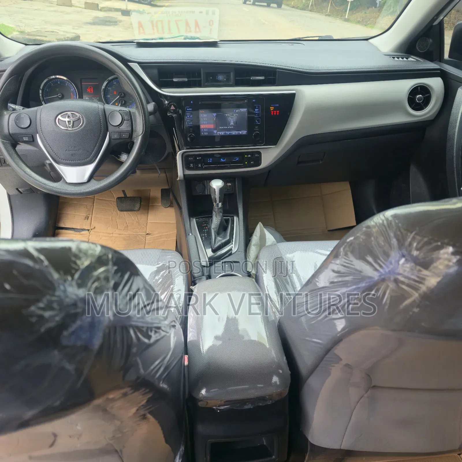 Toyota Corolla LE (1.8L 4cyl 2A) 2018 White