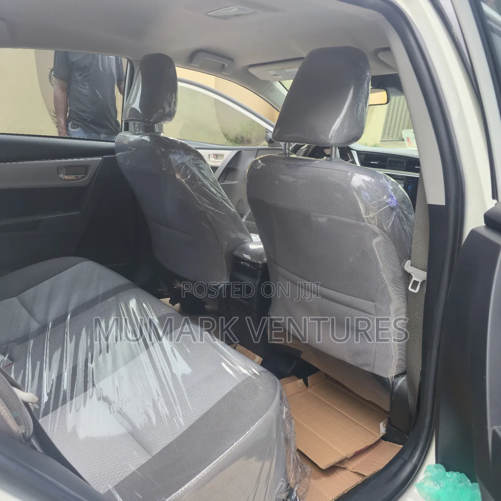 Toyota Corolla LE (1.8L 4cyl 2A) 2018 White