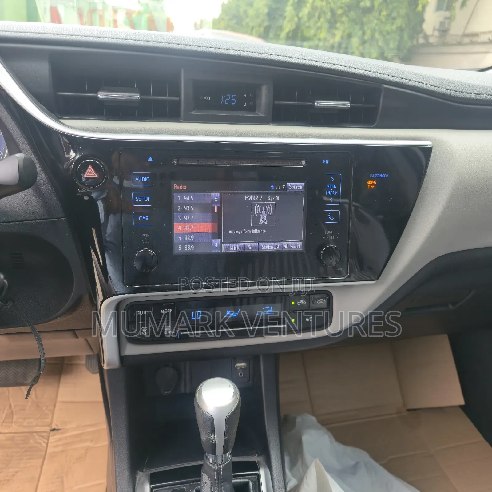 Toyota Corolla LE (1.8L 4cyl 2A) 2018 White