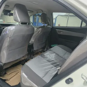 Toyota Corolla LE (1.8L 4cyl 2A) 2018 White